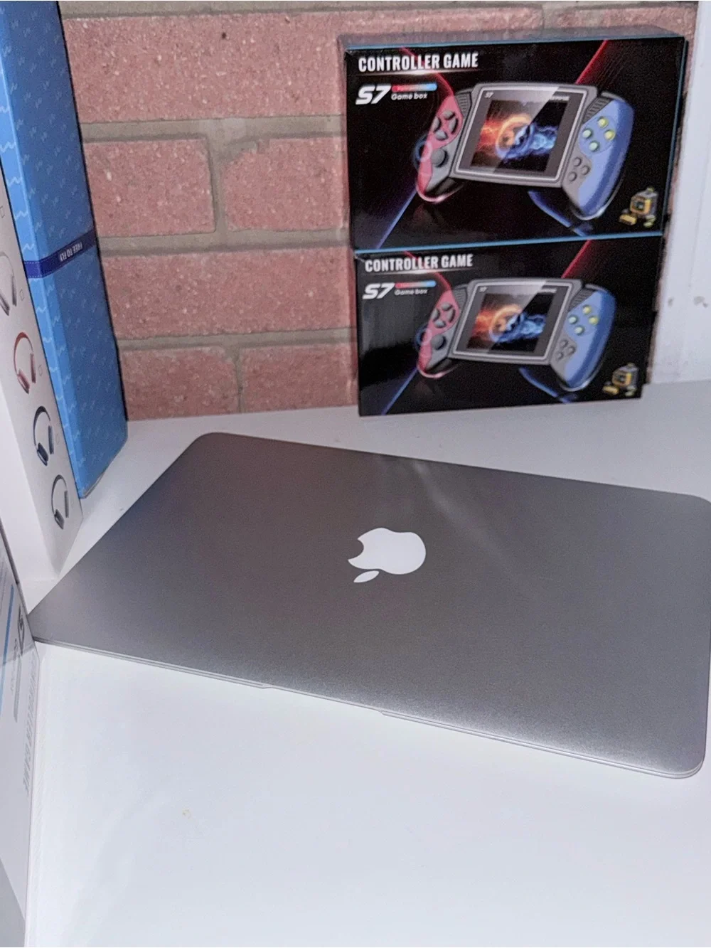 Apple MacBook Air 2015 128GB - Silver Aluminum Laptop with Black Keyboard